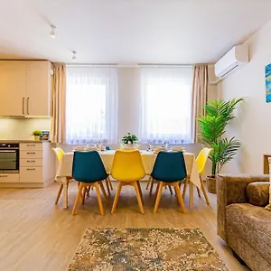 Roomy 80sqm At Center Free Parking Space, Ac & Balcony Budapest